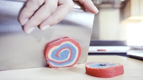 Нарізання Червоного Білого Синього Тіста Печива Окреме Печиво — стокове відео