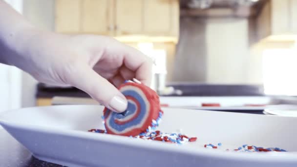 Τροχαίο Κόκκινο Λευκό Και Μπλε Pinwheel Cookies Ψεκάζει — Αρχείο Βίντεο