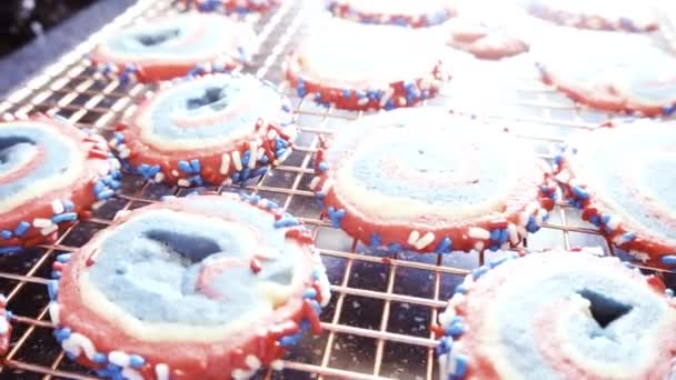 Rood Wit Blauw Pinwheel Suiker Cookies Voor Juli Viering — Stockvideo