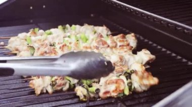 Adım adım. Izgara tavuk yakitori bambu şiş açık gaz ızgara üzerinde
