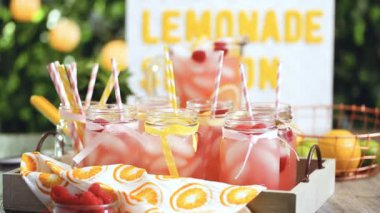 Frambuazlı limonata taze limon ve mason kavanoz içme içinde ahududu ile süslenmiş