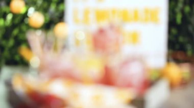 Frambuazlı limonata taze limon ve mason kavanoz içme içinde ahududu ile süslenmiş