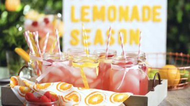 Frambuazlı limonata taze limon ve mason kavanoz içme içinde ahududu ile süslenmiş
