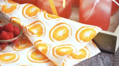 Frambuazlı limonata taze limon ve mason kavanoz içme içinde ahududu ile süslenmiş