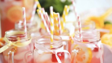 Frambuazlı limonata taze limon ve mason kavanoz içme içinde ahududu ile süslenmiş