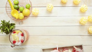 Frambuazlı limonata taze limon ve mason kavanoz içme içinde ahududu ile süslenmiş