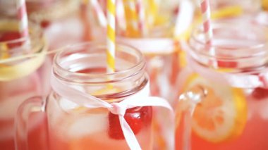 Frambuazlı limonata taze limon ve mason kavanoz içme içinde ahududu ile süslenmiş