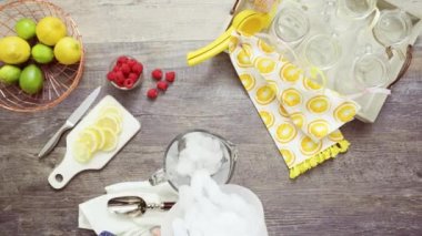 Adım adım. Taze limon ve mason kavanoz içme içinde ahududu ile hazırlama frambuazlı limonata