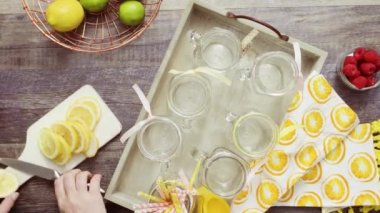 Adım adım. Ahududu dökme limonata taze limon ve mason kavanoz içme içinde ahududu
