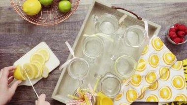 Adım adım. Ahududu dökme limonata taze limon ve mason kavanoz içme içinde ahududu
