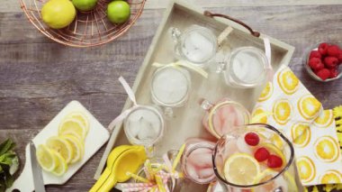 Adım adım. Ahududu dökme limonata taze limon ve mason kavanoz içme içinde ahududu
