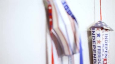 Kağıt kırmızı, beyaz ve mavi kağıttan yapılmış 4 Temmuz havai fişek kutlama