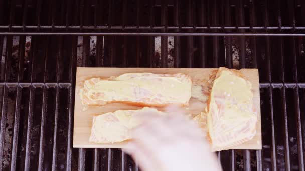 Paso Paso Salmón Parrilla Sobre Tabla Mostaza Dijon — Vídeos de Stock