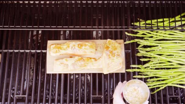 Paso Paso Salmón Parrilla Sobre Tabla Mostaza Dijon Con Espárragos — Vídeos de Stock