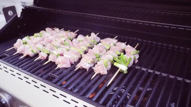 Schritt Für Schritt Rohe Hühnchen Yakitori Spieße Auf Gasgrill Freien — Stockvideo