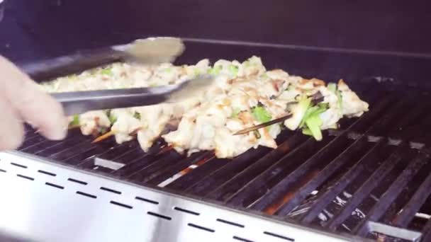 Schritt Für Schritt Hühnchen Yakitori Auf Bambusspießen Auf Outdoor Gasgrill — Stockvideo