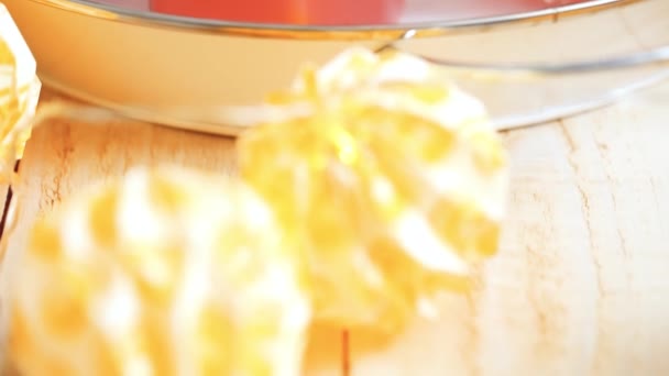 Himbeer Limonade Garniert Mit Frischer Zitrone Und Himbeeren Einmachgläsern — Stockvideo