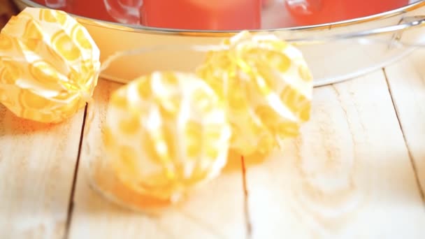 Himbeer Limonade Garniert Mit Frischer Zitrone Und Himbeeren Einmachgläsern — Stockvideo