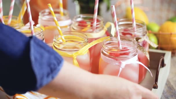 新鮮なレモンと石工の Jar ファイルを飲むラズベリー添えラズベリー レモネード — ストック動画