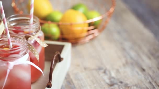 Limonada Frambuesa Adornada Con Limón Fresco Frambuesas Frascos Albañil Para — Vídeo de stock