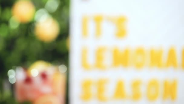Frambuazlı Limonata Taze Limon Mason Kavanoz Içme Içinde Ahududu Ile — Stok video