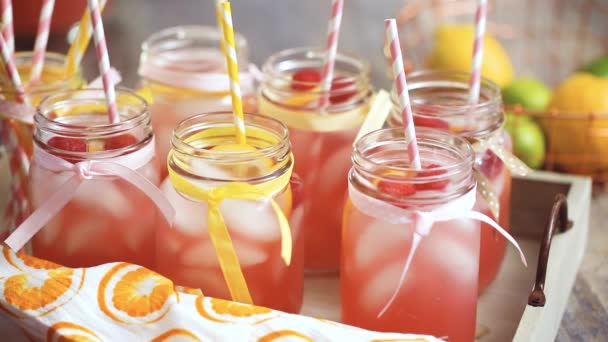 树莓柠檬汁配上新鲜的柠檬和覆盆子在饮用梅森罐子 — 图库视频影像