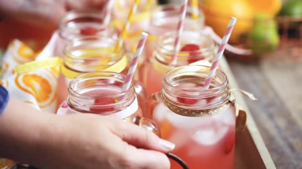 Raspberry Lemonade Garnerad Med Färsk Citron Och Hallon Dricka Mason — Stockvideo