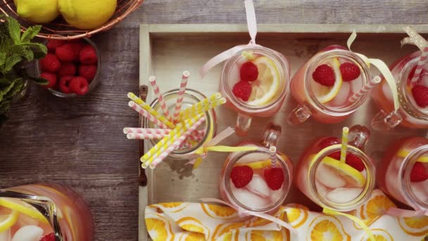 Limonada Framboesa Decorada Com Limão Fresco Framboesas Potes Pedreiro — Vídeo de Stock