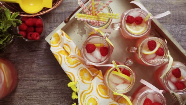 Raspberry Lemonade Garnerad Med Färsk Citron Och Hallon Dricka Mason — Stockvideo