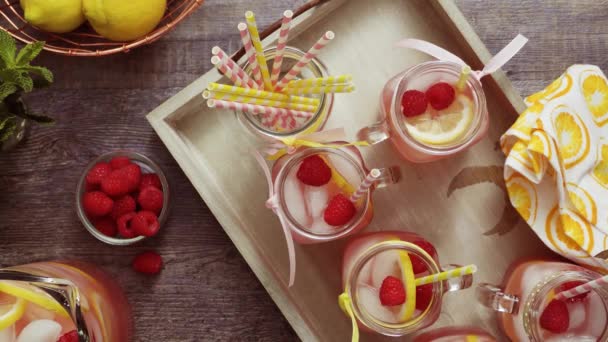 Raspberry Limonade Gegarneerd Met Verse Citroen Frambozen Drinken Metselaar Potten — Stockvideo