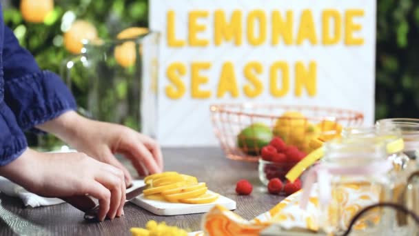 Passo Passo Preparação Limonada Framboesa Com Limões Frescos Framboesas Potes — Vídeo de Stock