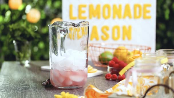 循序渐进 在喝梅森罐子的时候 用新鲜的柠檬和覆盆子准备覆盆子柠檬汁 — 图库视频影像