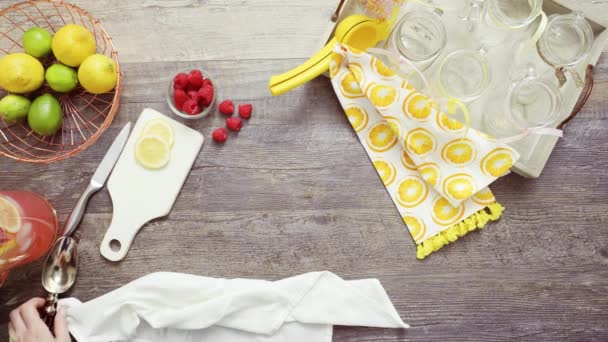 Paso Paso Preparación Limonada Frambuesa Con Limones Frescos Frambuesas Frascos — Vídeo de stock