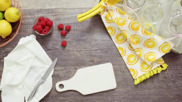 Krok Kroku Przygotowując Malina Lemoniady Świeżych Cytryn Maliny Picie Mason — Wideo stockowe