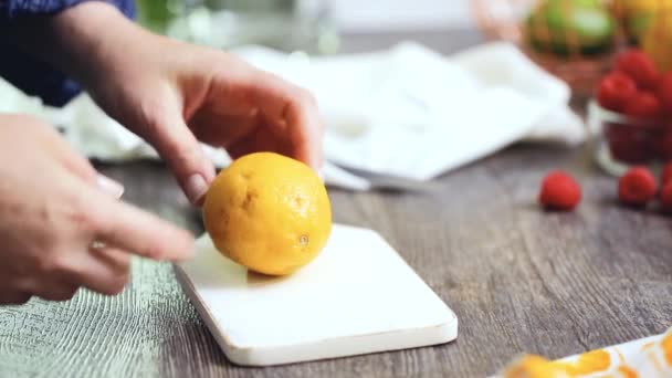 Passo Passo Preparação Limonada Framboesa Com Limões Frescos Framboesas Potes — Vídeo de Stock