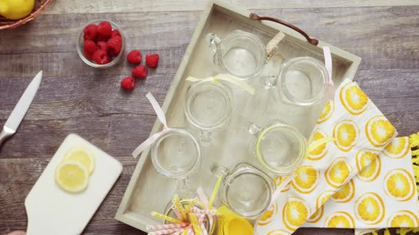 Stap Voor Stap Gieten Raspberry Limonade Met Verse Citroenen Frambozen — Stockvideo