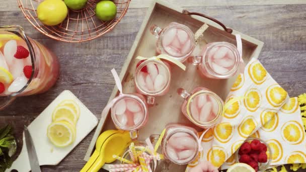 Steg För Steg Garnering Raspberry Lemonade Med Färska Citroner Och — Stockvideo