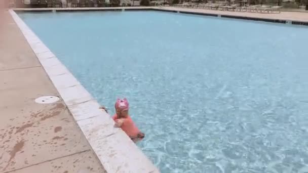 Niña Divirtiéndose Nadando Piscina Aire Libre — Vídeos de Stock