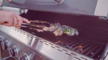 Adım adım. Tavuk yakitori pasta fırçası ile bambu şiş üzerinde cam.