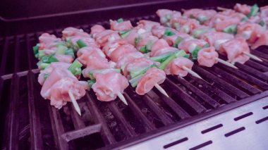 Adım adım. Çiğ tavuk yakitori şiş açık gaz ızgara.