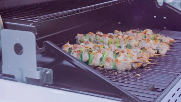 Krok Kroku Kurczaka Yakitori Biały Metal Tacę Obok Grill Gazowy — Zdjęcie stockowe