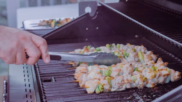 Adım Adım Tavuk Yakitori Açık Gaz Izgara Yanındaki Bir Beyaz — Stok fotoğraf