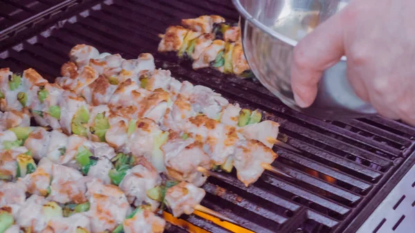 Stap Voor Stap Kip Yakitori Een Dienblad White Metal Naast — Stockfoto