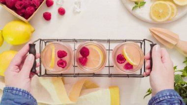 Ahşap bir masa üzerinde mason kavanoz içme içinde ahududu limonata.