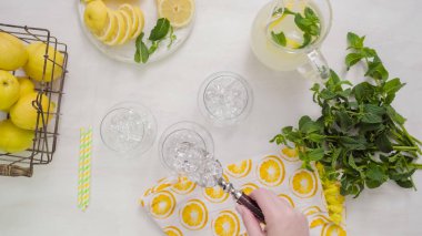 Adım adım. Geleneksel taze limonata gözlükte dökme.
