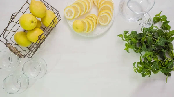 Шаг Шагом Подготовка Традиционного Свежего Лимонада Стеклянном Кувшине — стоковое фото