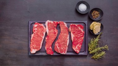 Ham New York şerit biftek ağaç kesme tahtası.
