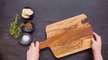 Ham New York şerit biftek ağaç kesme tahtası.