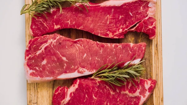 Ham New York şerit biftek ağaç kesme tahtası.