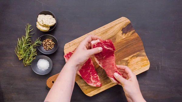 Ham New York şerit biftek ağaç kesme tahtası.